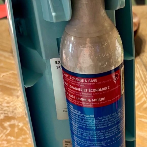 Teal SodaStream Soda/Sparkling water maker - Picture 5 of 8